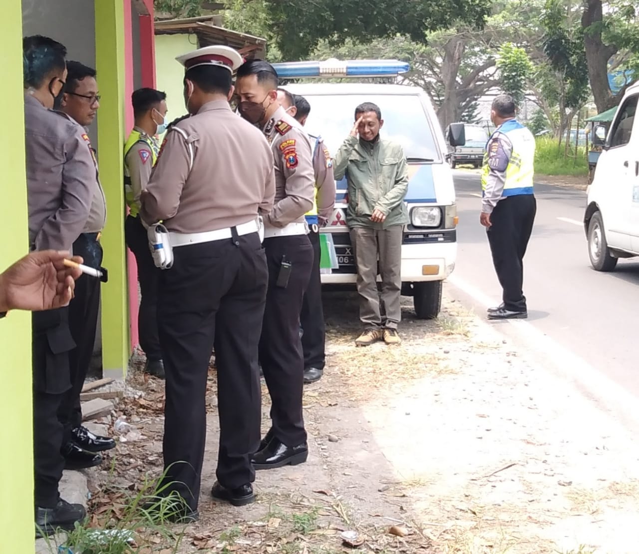 Kapolres Bangkalan, AKBP Alith Alarino saat melaukan komunikais intensif dengan anggotanya, (Foto: Posmedia.id)